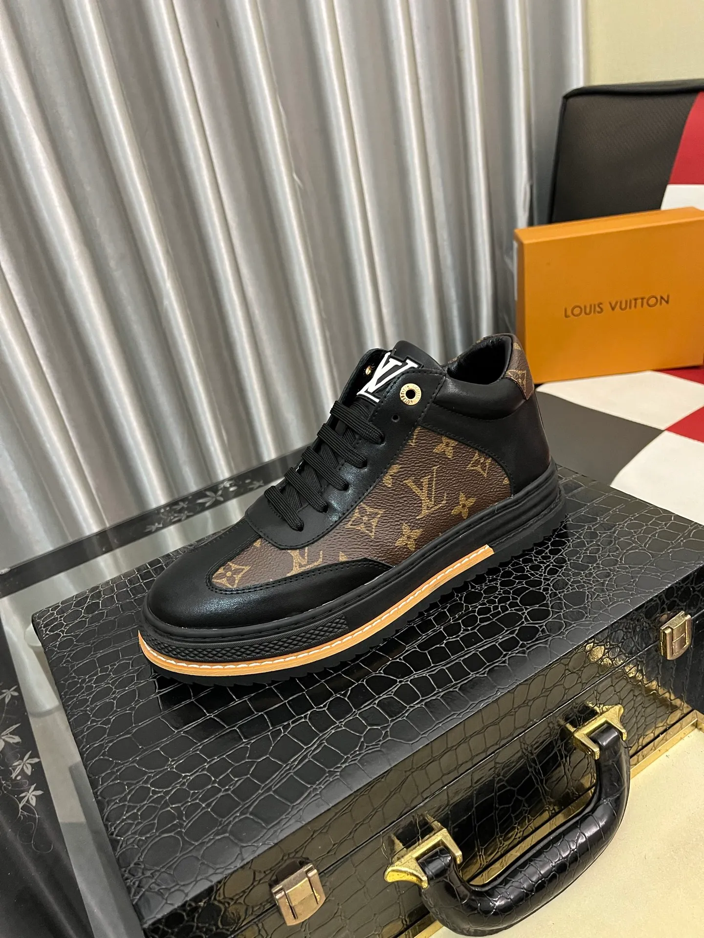 Men's shoes💰: 420⌚️⌚️"LOUI* VUITTO*" popular men's casual shoes, genuine Italian development💯purchase level quality✔️The upper is made of first-layer cowhide, comfortable and soft sheepskin foot pads⚡️Fashionable and versatile. The toe last shape is firm and full, and the soles are made from LV original molds and can be moved in and out of the counter at will. Light and comfortable on the foot~purely handmade, details determine quality! Size:38-442️⃣Colors available